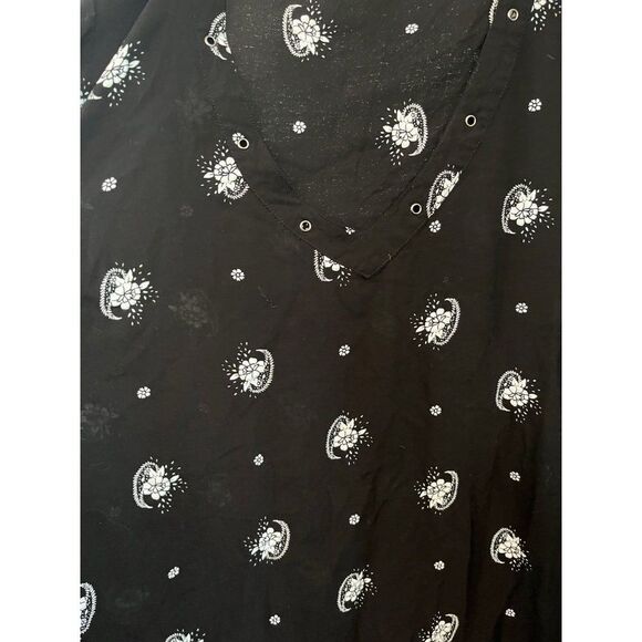 Torrid size 4 black and white floral blouse shirt v neck - Picture 3 of 4